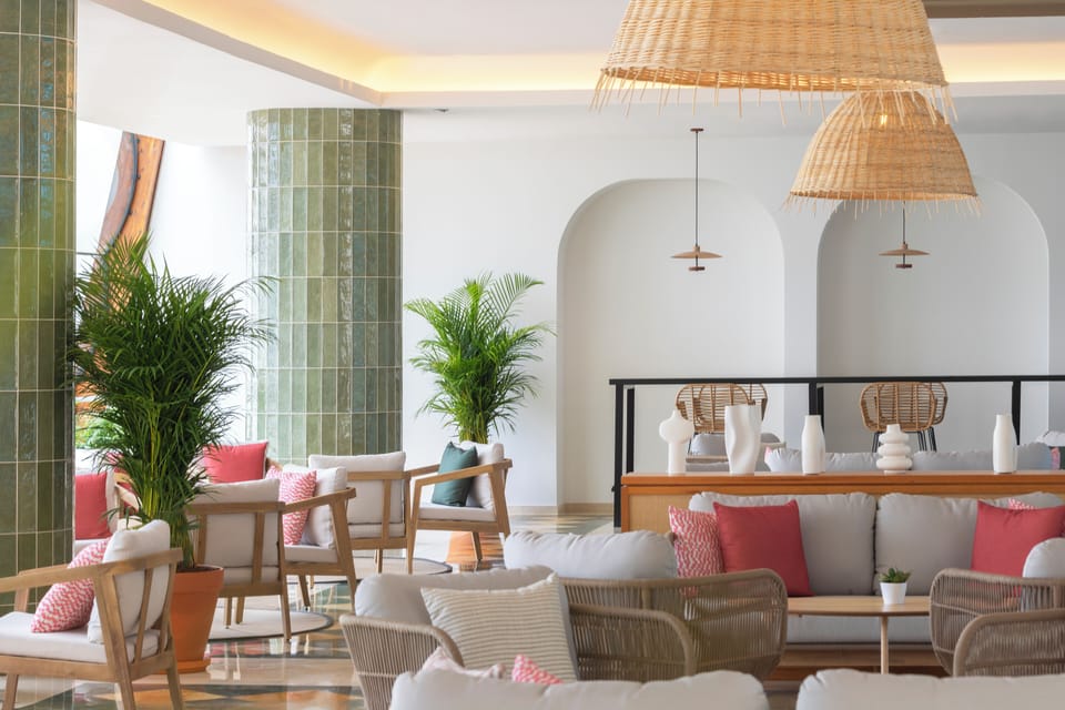 2 bars/lounges, poolside bar