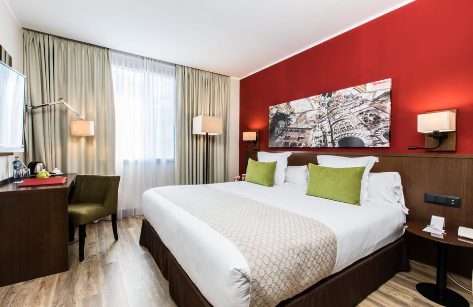 Comfort Room | Minibar, in-room safe, desk, laptop workspace