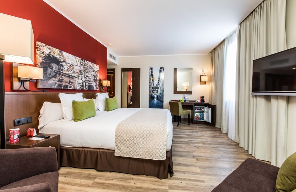 Superior Room | Minibar, in-room safe, desk, laptop workspace