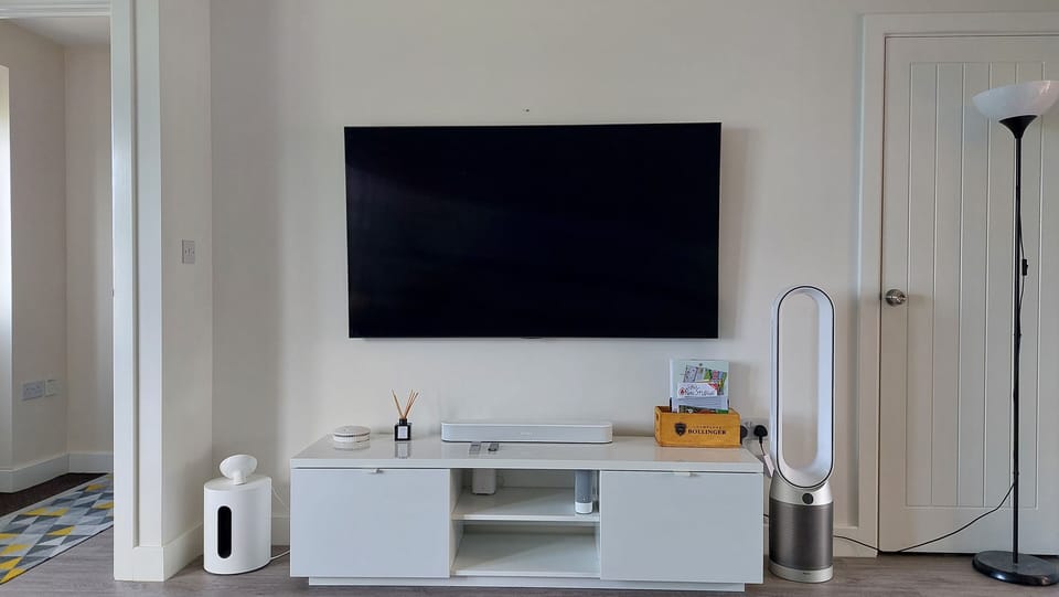 House, 3 Bedrooms | Living area | 32-inch flat-screen TV with digital channels, LCD TV