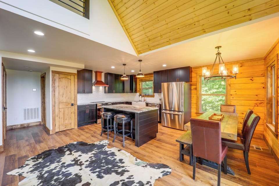 Dining Area | Dishware/Flatware Provided | 1st Floor
