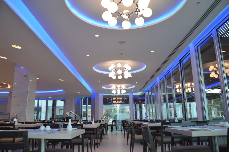 2 restaurants, breakfast, lunch, dinner served; international cuisine
