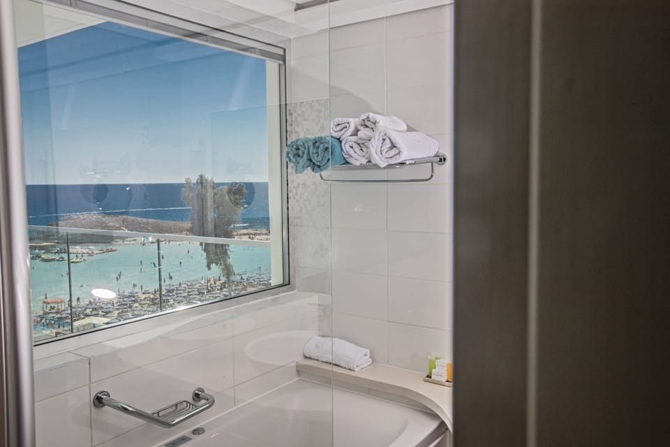 Deluxe Suite, Sea View | Bathroom | Free toiletries, hair dryer, slippers, towels