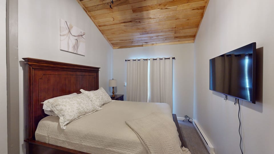 Indoors, Screen, Lamp, Hardwood, TV