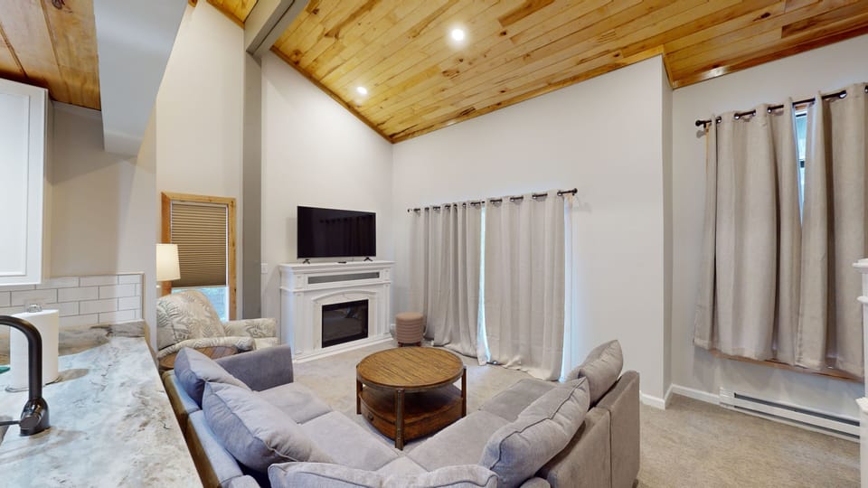 Indoors, Furniture, Living Room, Couch, Screen