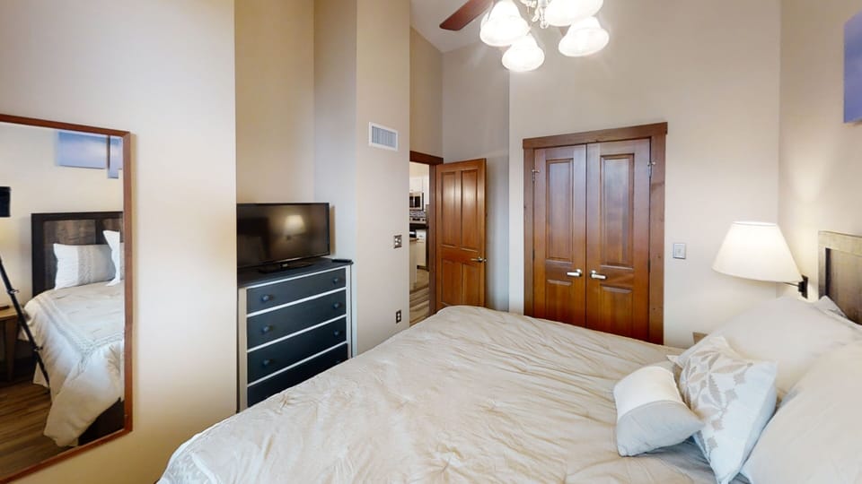 Screen, Indoors, TV, Lamp, Bed