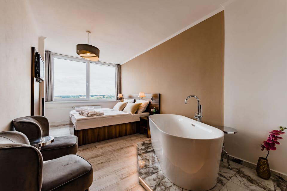 Superior Double Room, 1 Bedroom, Bathtub, City View | Bathroom | Free toiletries, hair dryer, towels