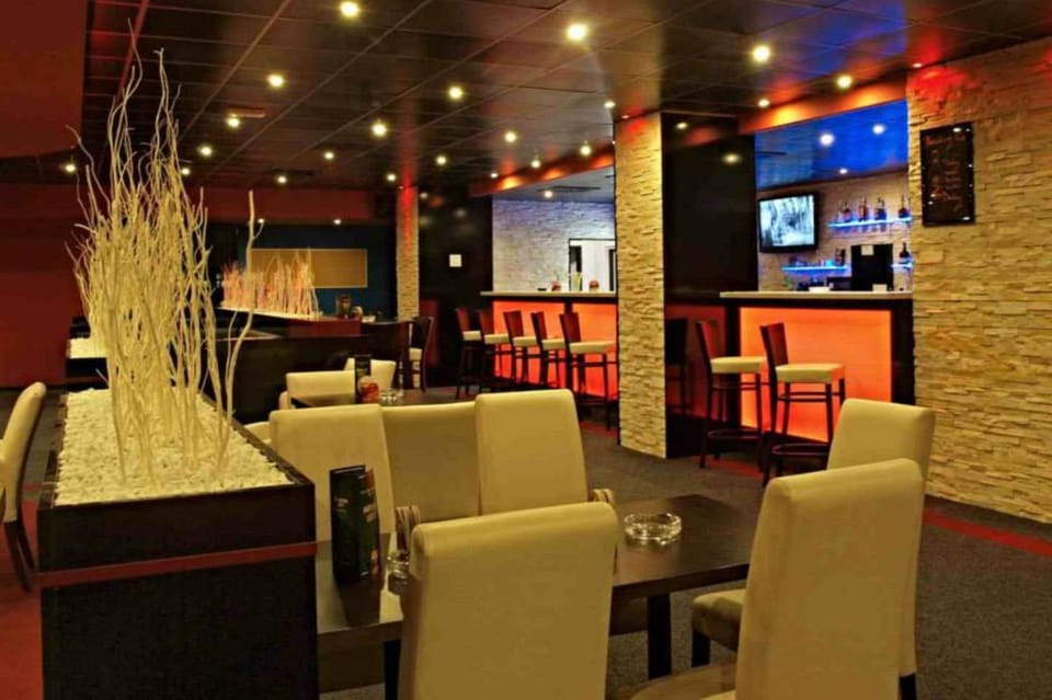3 restaurants; breakfast, lunch, and dinner served