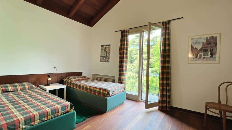 Bedroom with single beds