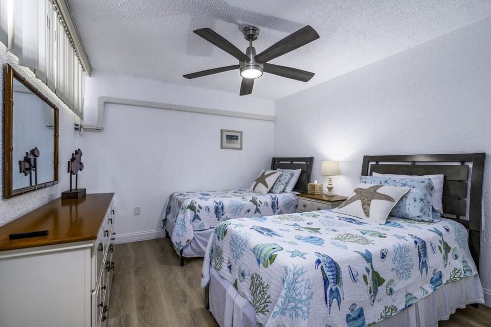 Bedroom 2 with 2 twin beds