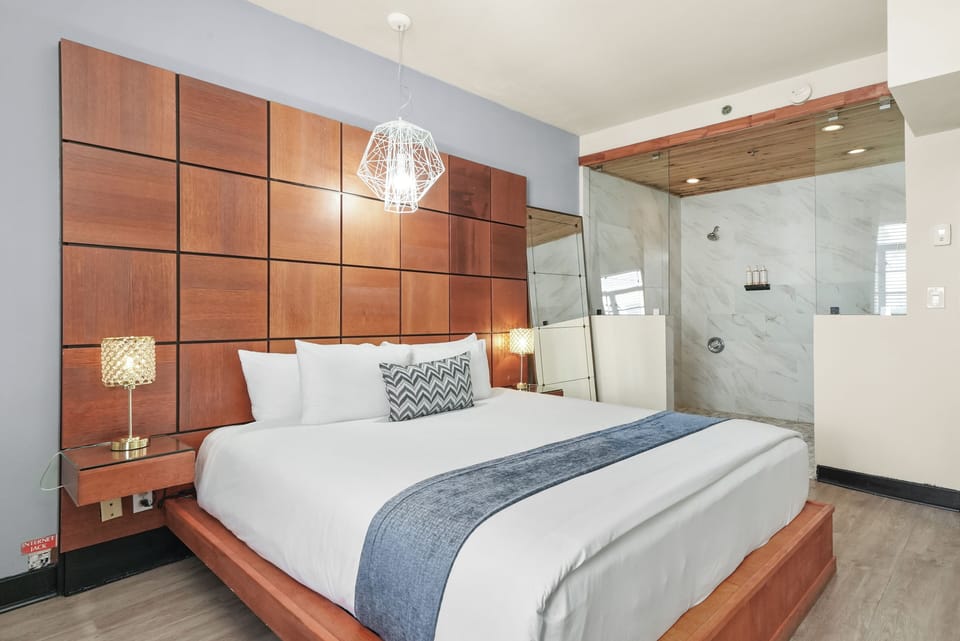 Accessible Standard King | Egyptian cotton sheets, premium bedding, pillowtop beds, minibar