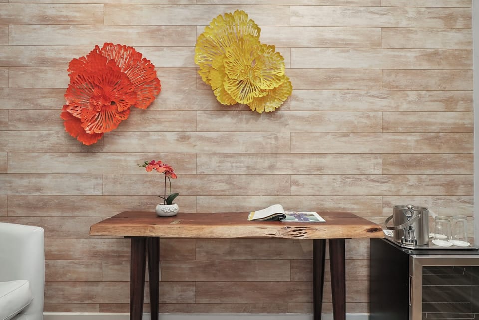 Deluxe Double Queen Jr Suite | Living area | Plasma TV, iPod dock