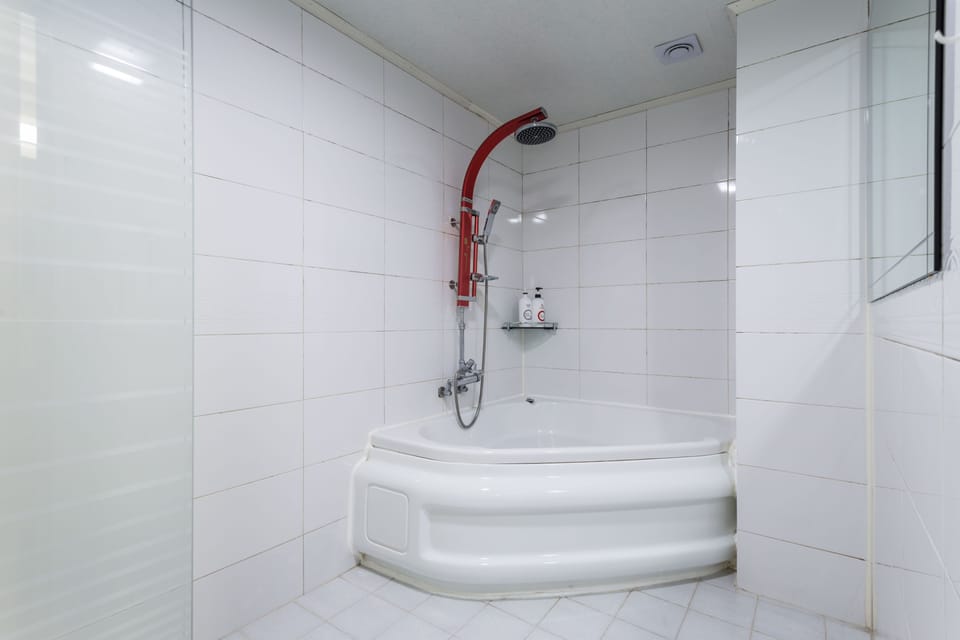 Combined shower/tub, deep soaking tub, rainfall showerhead