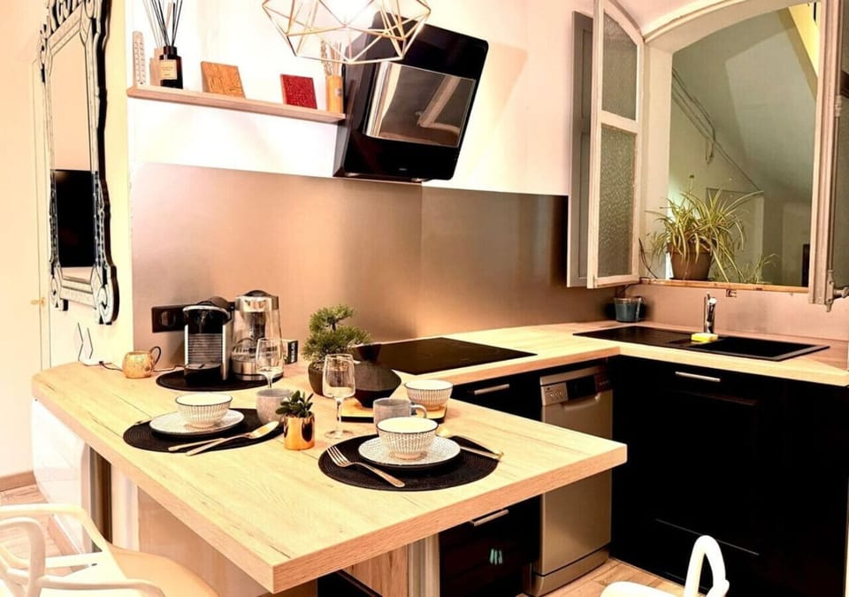 Espace repas pour 2 personnes à proximité immédiate de la cuisine