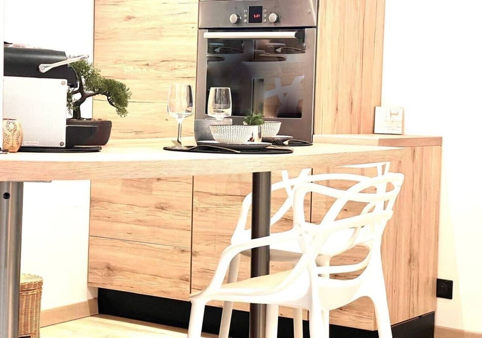Cuisine équipée moderne avec coin repas intégré