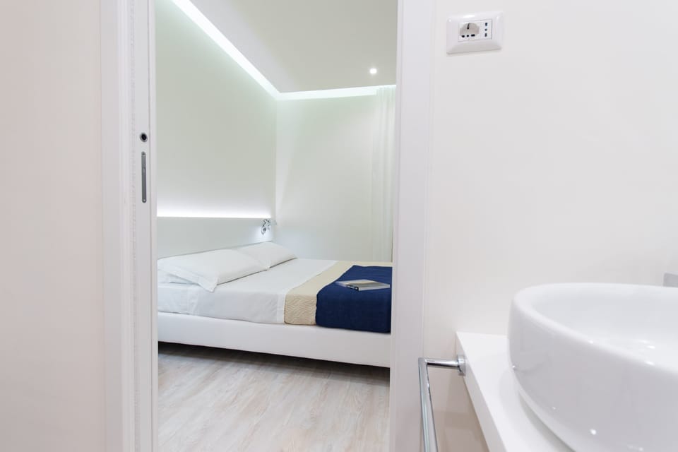 Deluxe Double Room, 1 Bedroom | Bathroom | Shower, hair dryer, bidet, towels