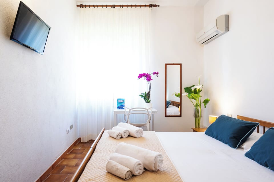 Economy Room | Minibar, in-room safe, desk, free WiFi