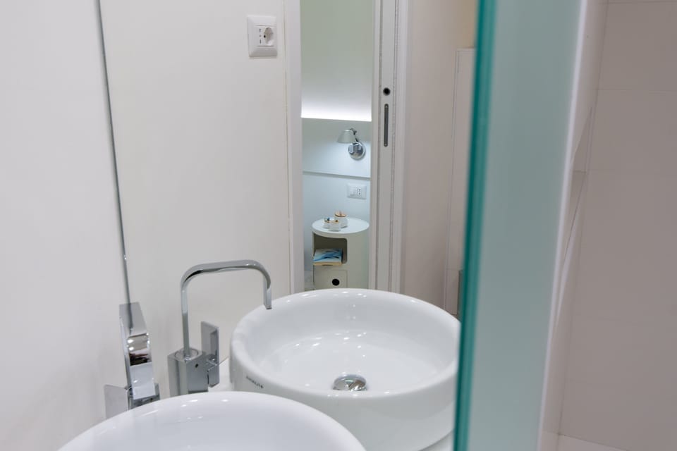 Deluxe Double Room, 1 Bedroom | Bathroom sink