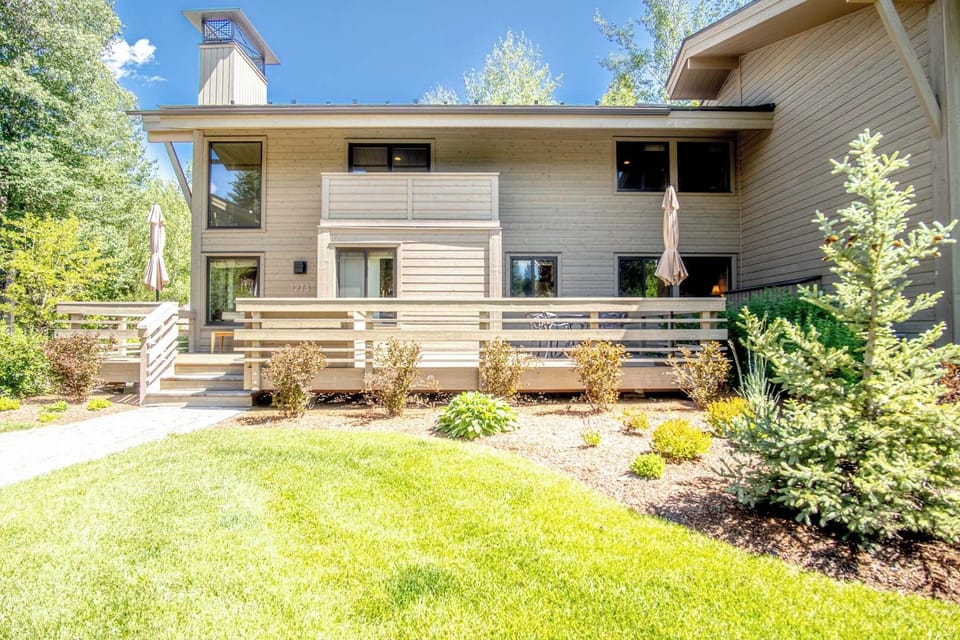 Peaceful 3BD-2BA Sun Valley Condo