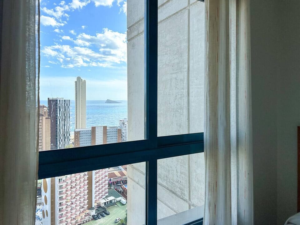 Habitación luminosa con ventana y vistas abiertas al entorno de Benidorm
