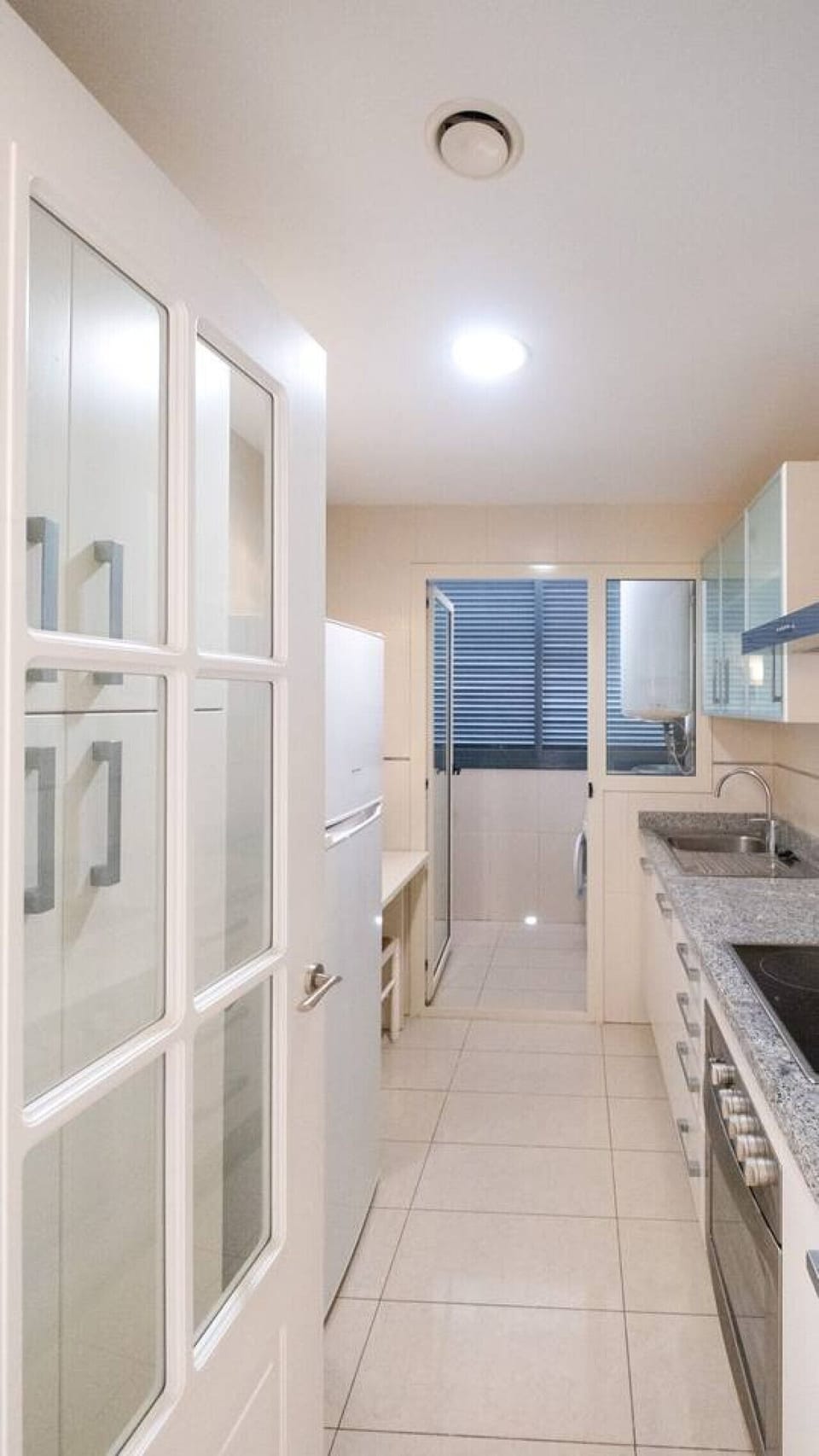 Cocina funcional con espacio adicional para lavandería