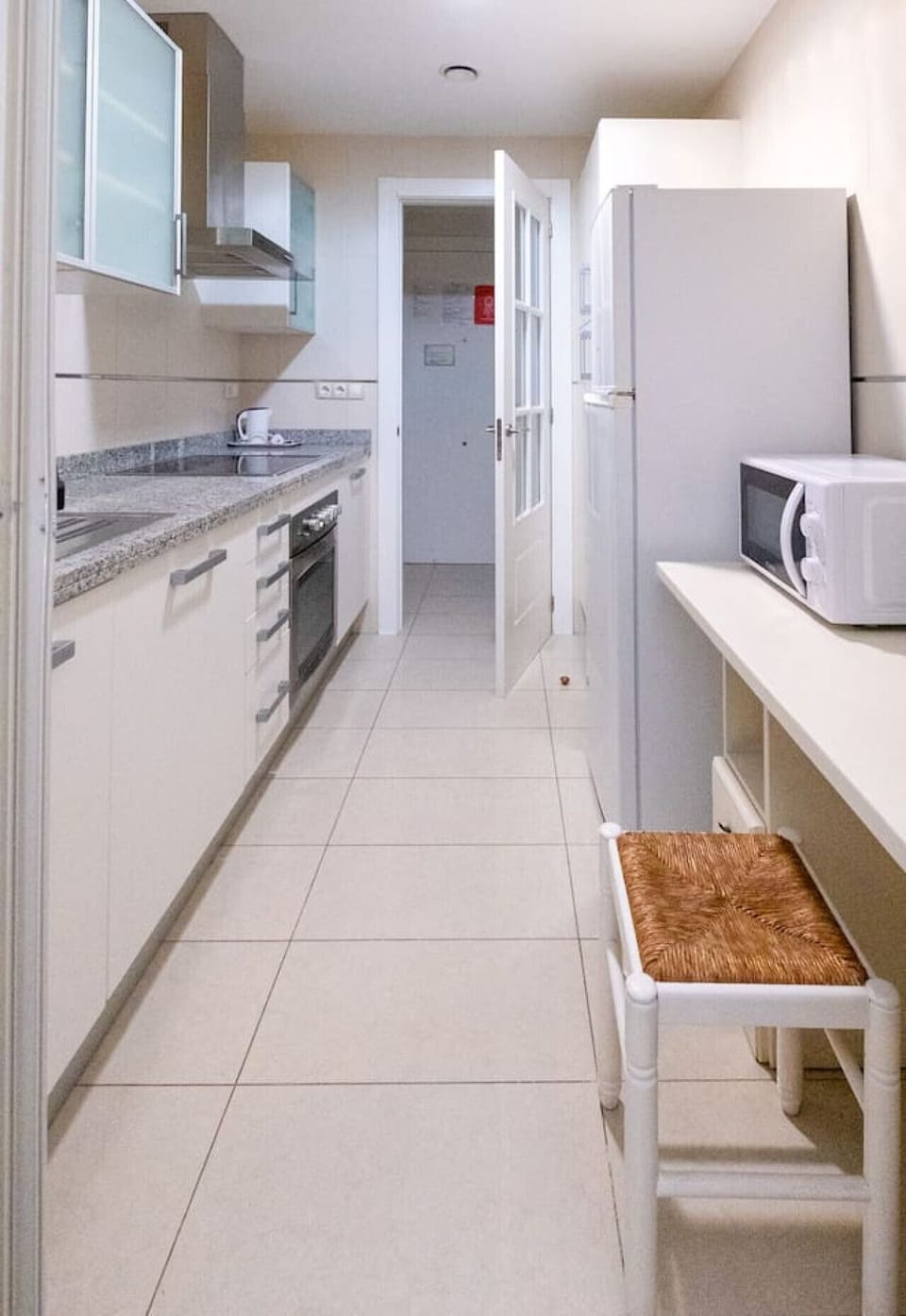 Espacio práctico con todo lo necesario para cocinar durante tu estancia.