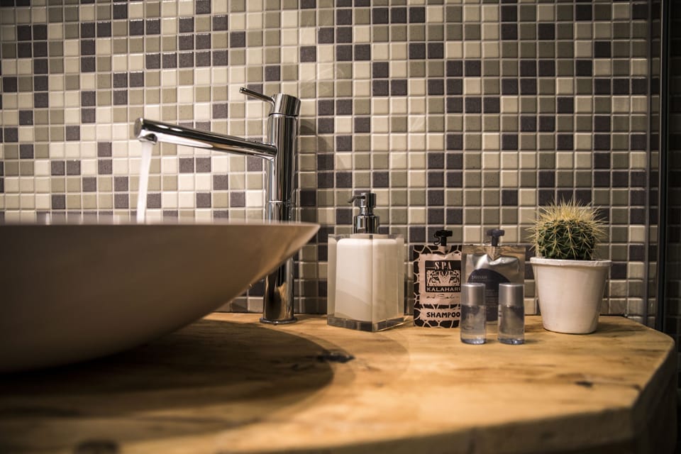 Shower, rainfall showerhead, free toiletries, hair dryer