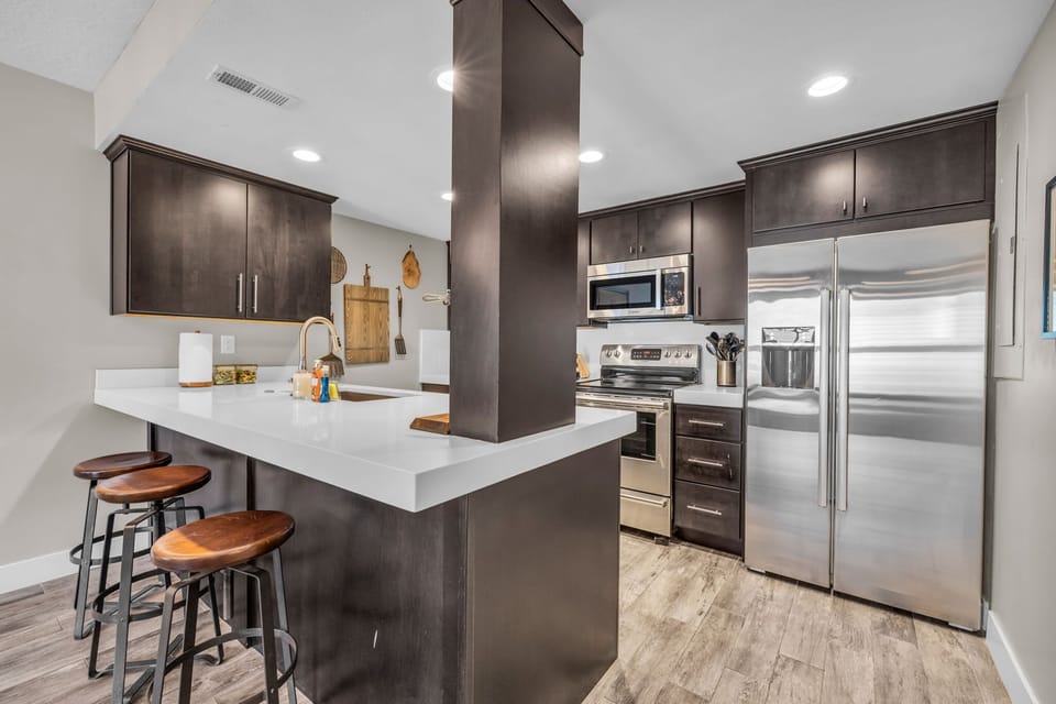 Kitchen: Well-equipped kitchen, 3 barstools, range of appliances including air fryer, crockpot, blender