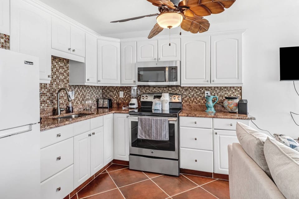 The kitchen is well equipped with an oven, refrigerator/freezer and microwave.