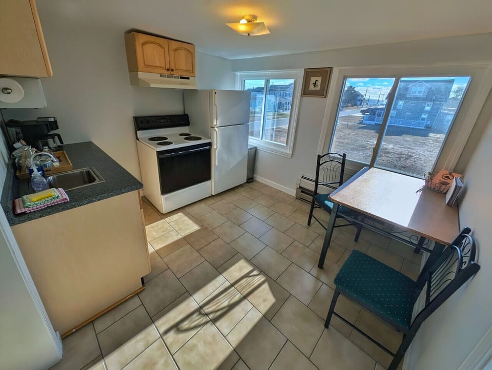 Small space, big convenience! Our modern kitchenette is fully equipped with a microwave, mini-fridge, and all the essential cookware for a quick and easy meal.
