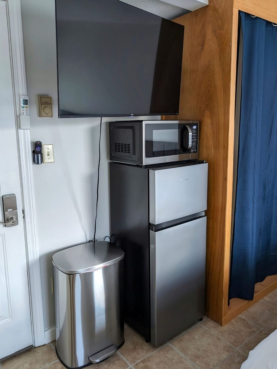 Small space, big convenience! Our modern kitchenette is fully equipped with a microwave, mini-fridge, and all the essential cookware for a quick and easy meal.