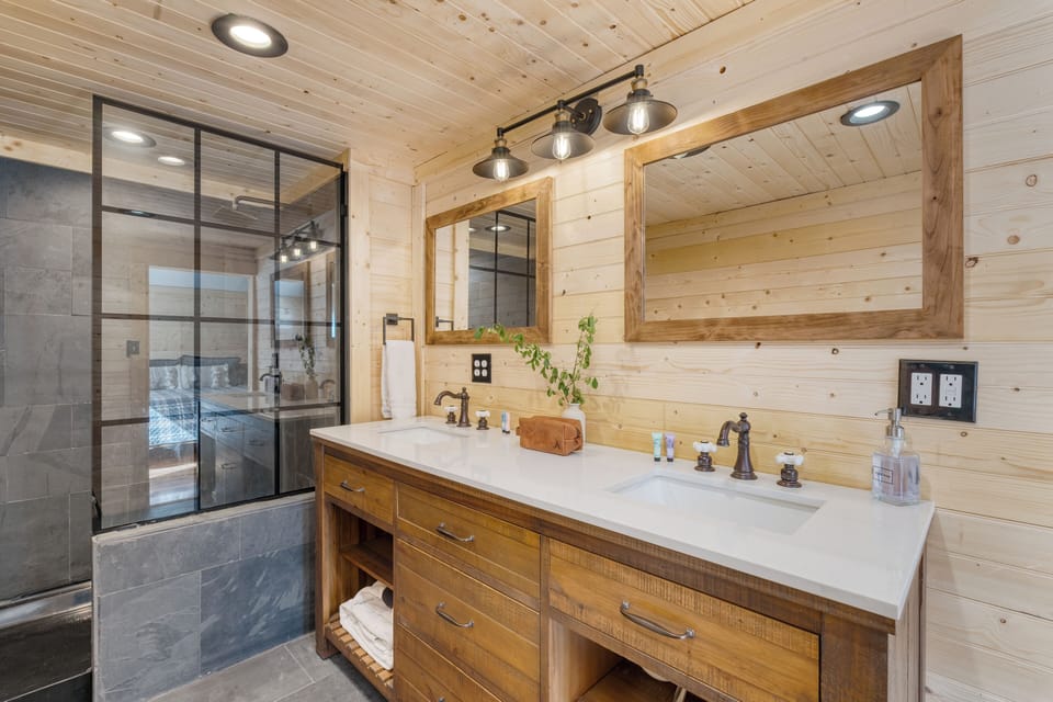 Ensuite bathroom.