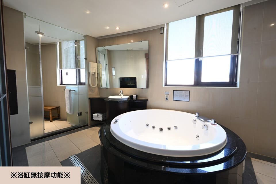 Executive Quadruple Room | Bathroom | Separate tub and shower, rainfall showerhead, hair dryer, slippers
