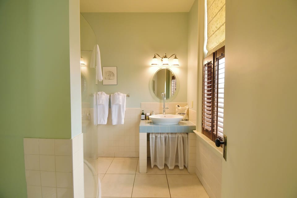 Signature Room, 1 King Bed, Bathtub | Bathroom | Hair dryer, towels