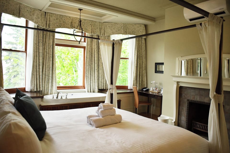 Signature Room, 1 King Bed, Bathtub | Iron/ironing board