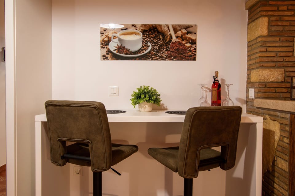 Studio | Living area | 100-cm flat-screen TV with satellite channels