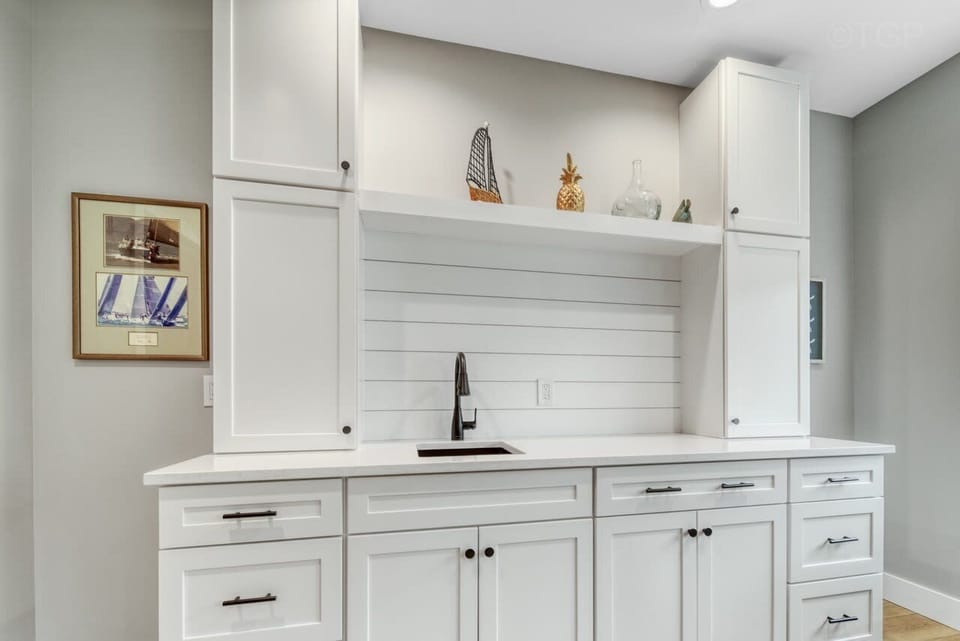 Floor 1 living room wet bar