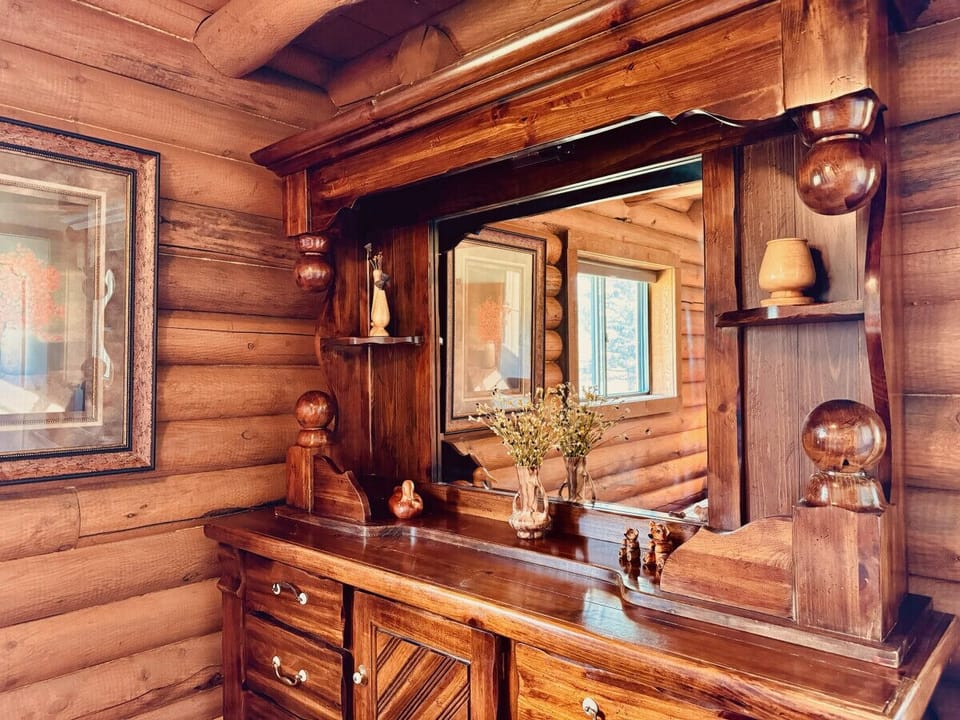 Bedroom 2 w/queen bed- Located on Main Level