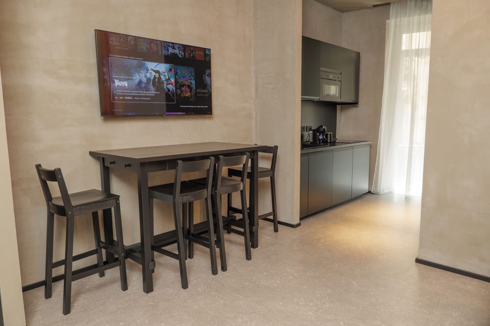 Luxury Quadruple Room | Living area | 50-inch flat-screen TV with satellite channels, Netflix