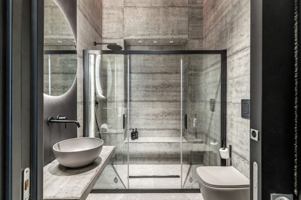Studio Suite | Bathroom | Free toiletries, hair dryer, bidet, towels