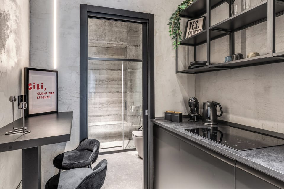 Studio Suite | Blackout drapes, soundproofing, iron/ironing board, WiFi (free)