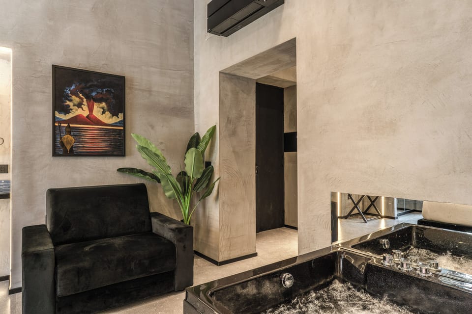 Studio Suite | Blackout drapes, soundproofing, iron/ironing board, WiFi (free)