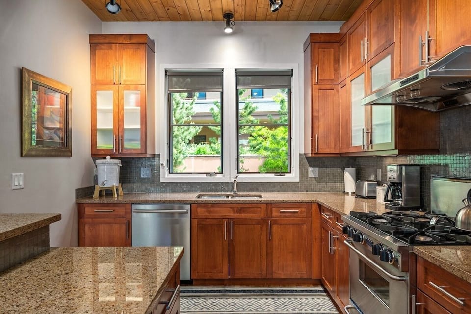 Townhome, 4 Bedrooms | Private kitchen | Coffee/tea maker, fridge, oven, toaster