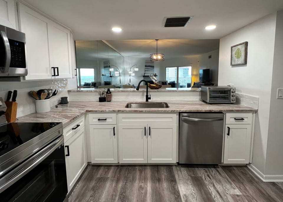 Open floor plan with the kitchen looking into the dining and liv - Open floor plan with the kitchen looking into the dining and living room.
