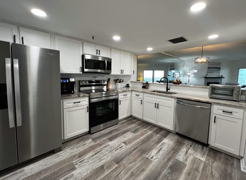 Fully renovated and appointed kitchen for making homemade meals - Fully renovated and appointed kitchen for making homemade meals and snacks while on vacation.