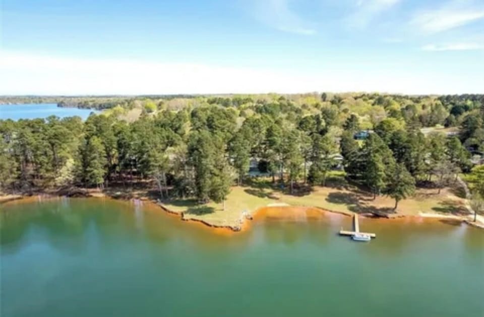Overview of the lake.