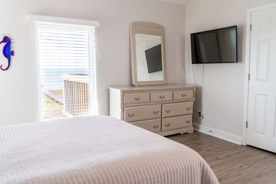 026 Dreamcatcher Second Floor Queen Suite with TV, Closet and Shared Bathrrom