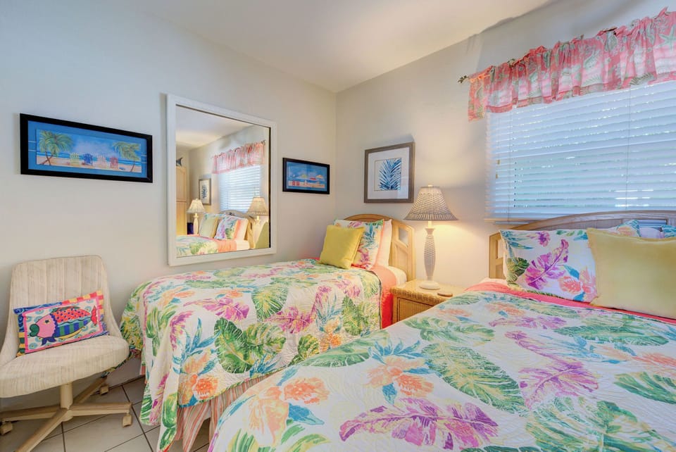 Bedroom (Queen and Single)