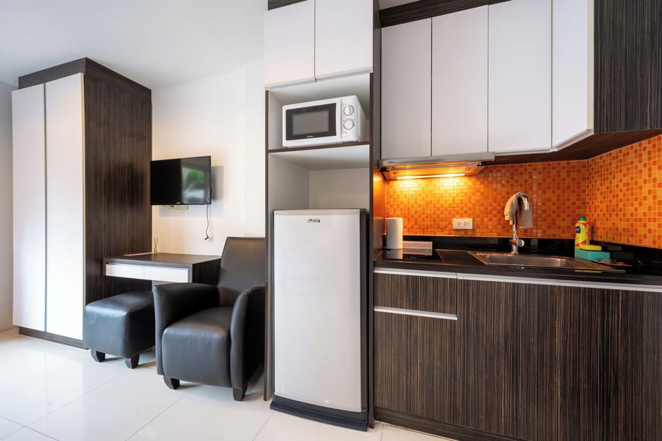 Basic Studio, Balcony | Private kitchenette