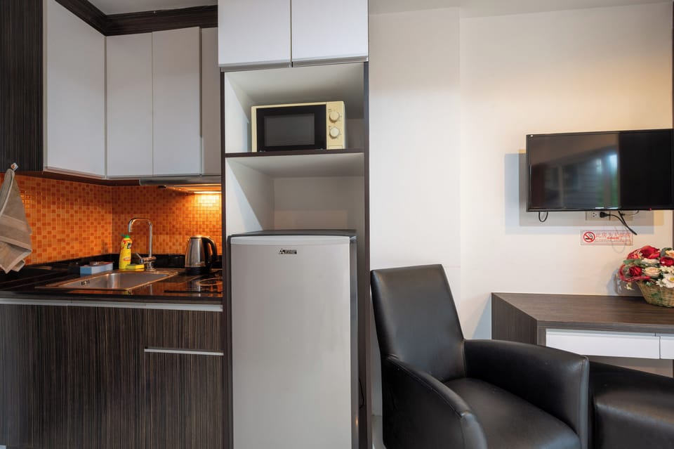 Standard Studio, Balcony | Private kitchenette